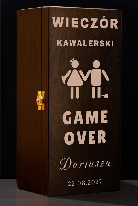 Drewniane pudełko skrzynka na whisky z grawerem - "Wieczór kawalerski" + Imię + Data + Imię darczyńcy Drewniane pudełko skrzynka na whisky z grawerem - "Wieczór kawalerski" + Imię + Data + Imię darczyńcy